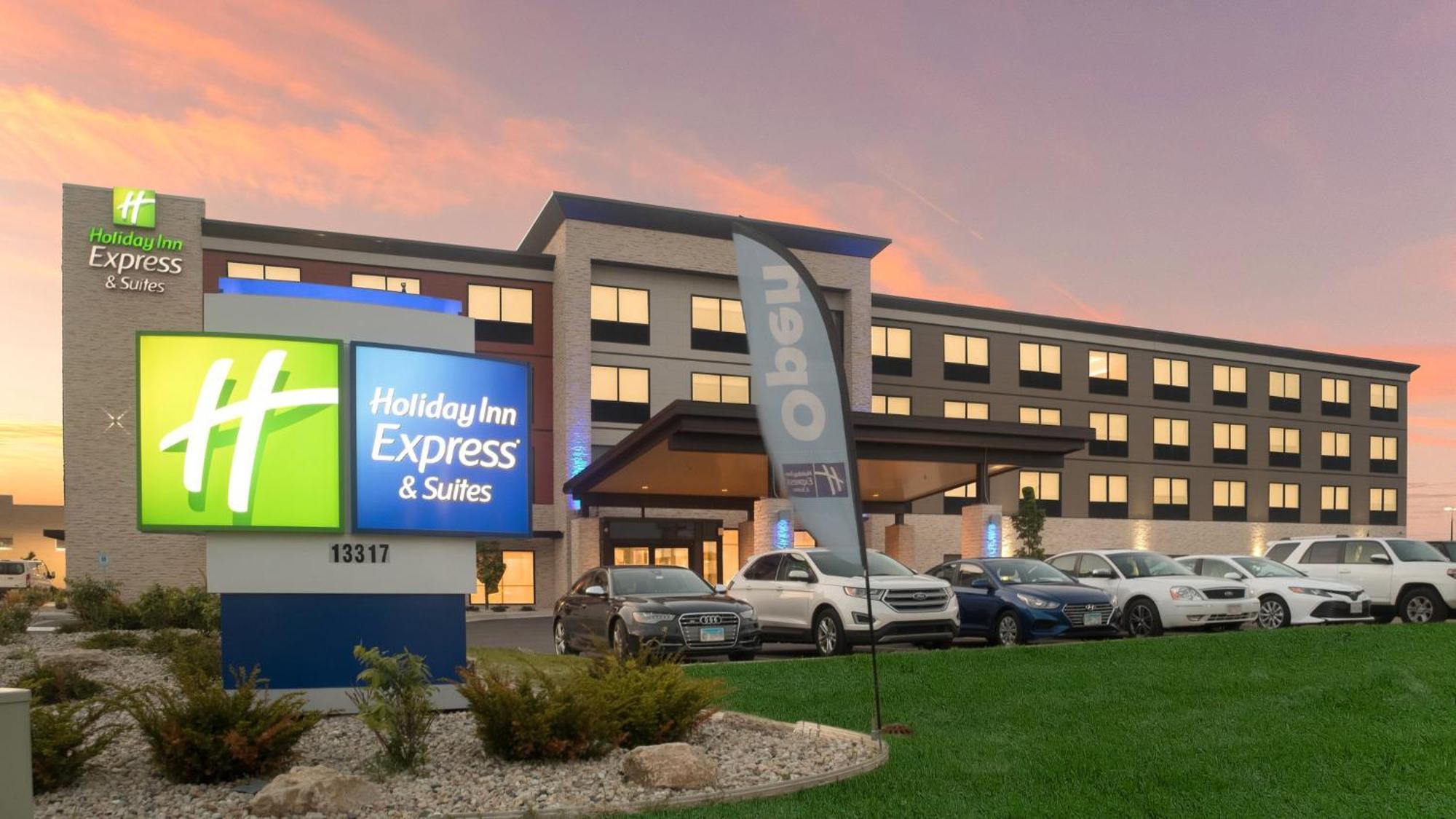 Holiday Inn Express & Suites Racine By Ihg Exterior photo